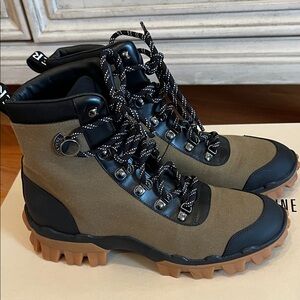 Moncler women’s Lace up hiking boot size 39